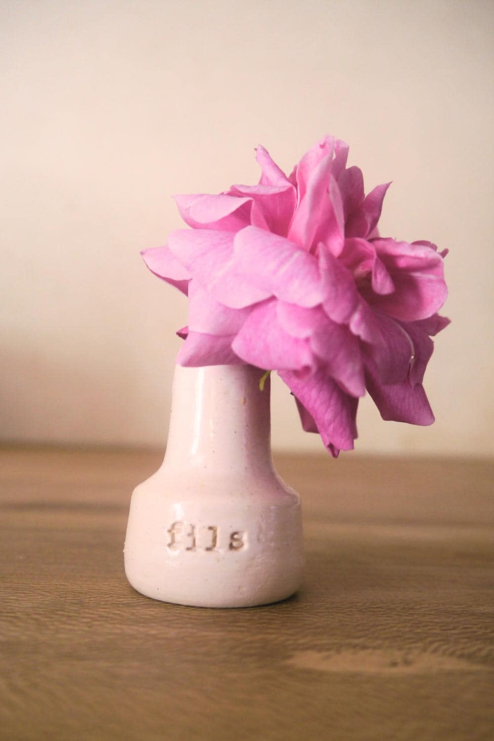 TRIO BOUGEOIRS-SOLIFLORES sacrés, gravés "père", "fils", "saint-esprit".