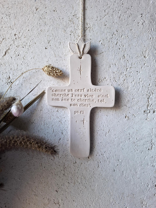 Croix céramique murale