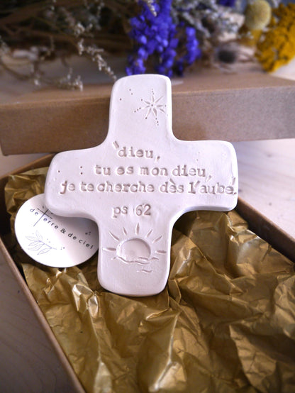 Croix céramique murale