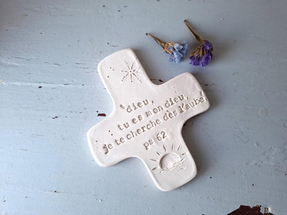 Croix céramique murale