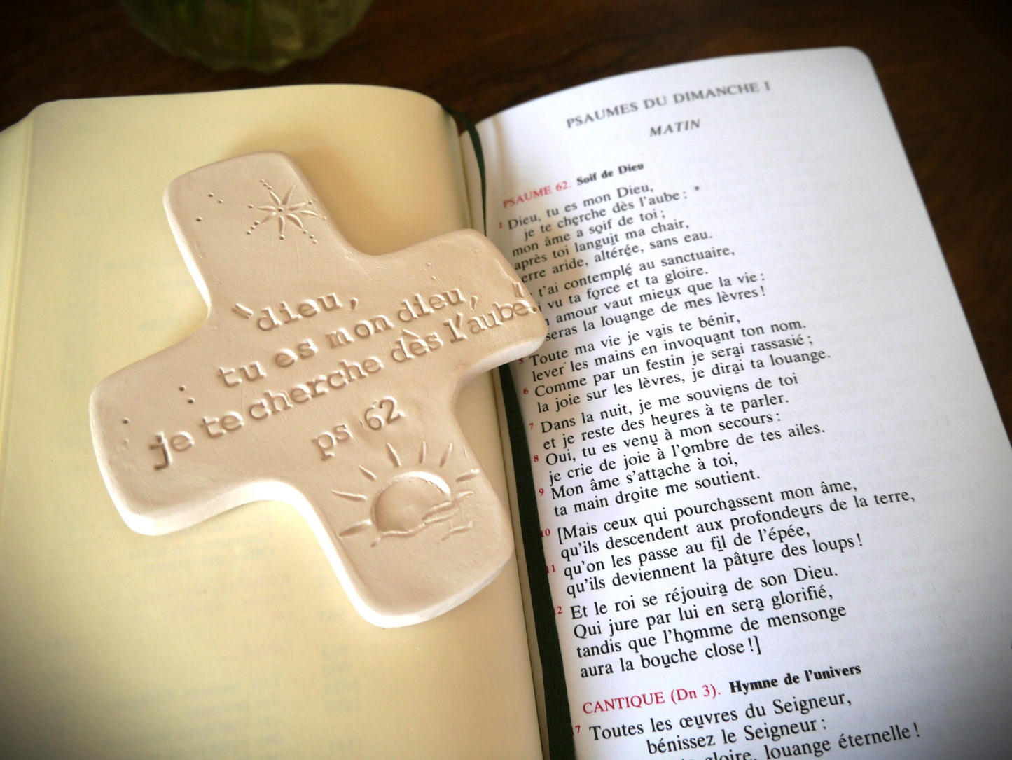 Croix céramique murale