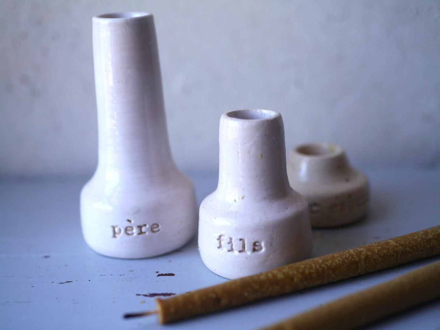 TRIO BOUGEOIRS-SOLIFLORES sacrés, gravés "père", "fils", "saint-esprit".