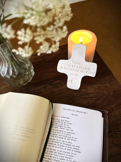 Croix céramique murale