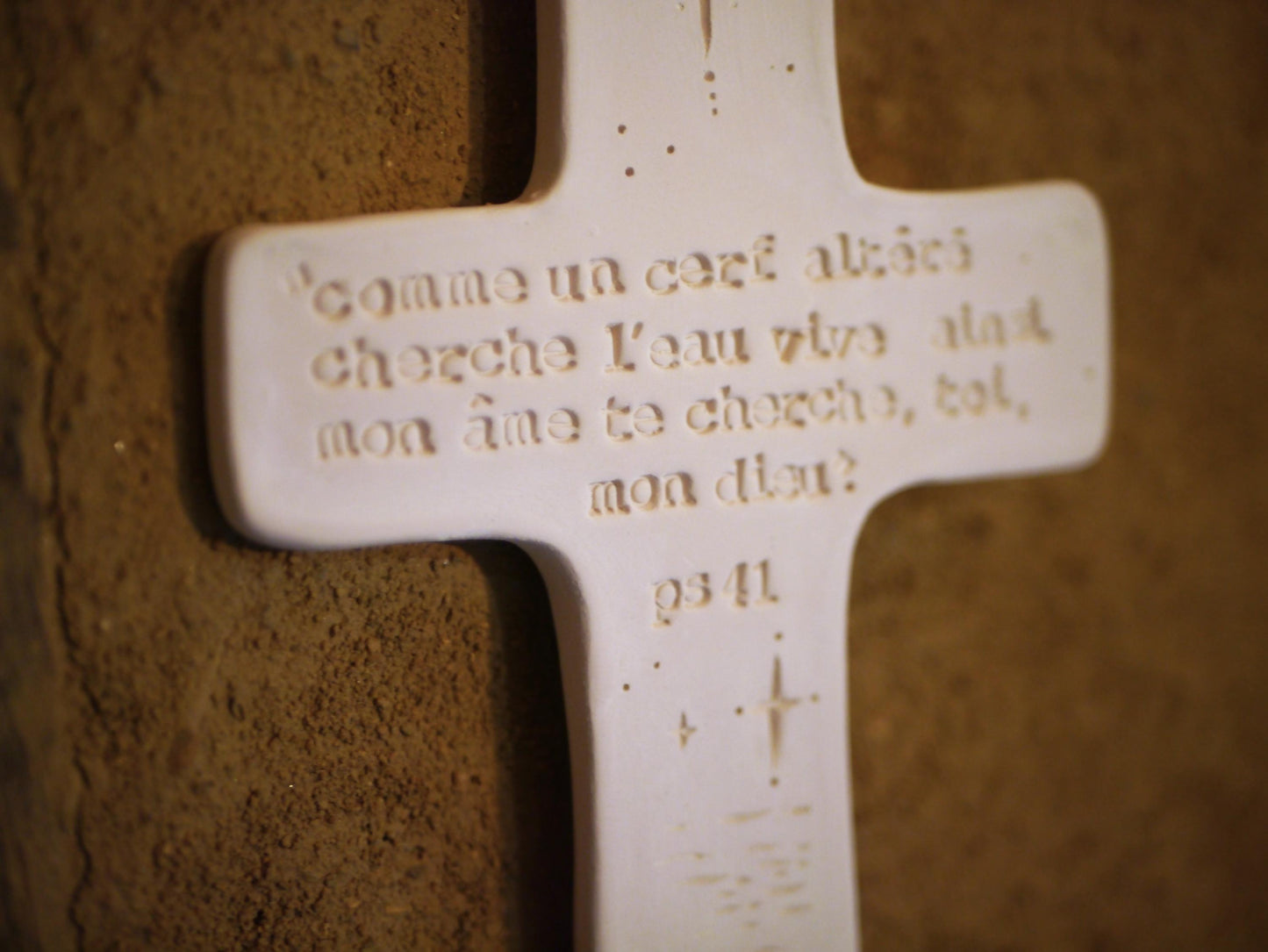 Croix céramique murale