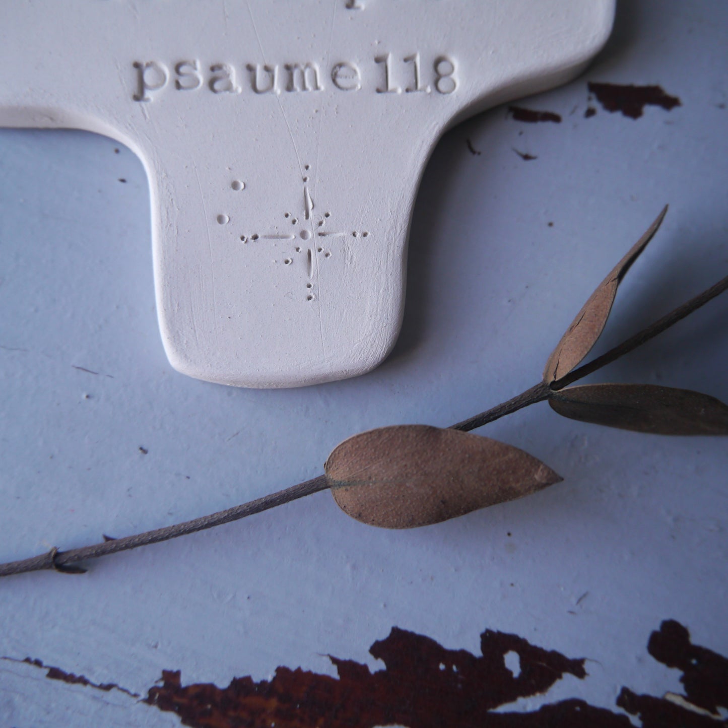 Croix céramique murale