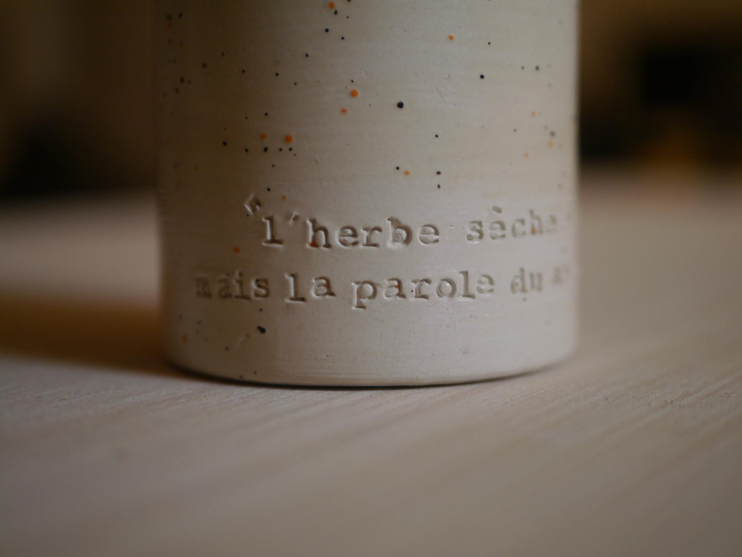 VASE de LOUANGE  "L'herbe sèche, la fleur tombe; Mais la parole de notre Dieu demeure éternellement." Esaïe 40