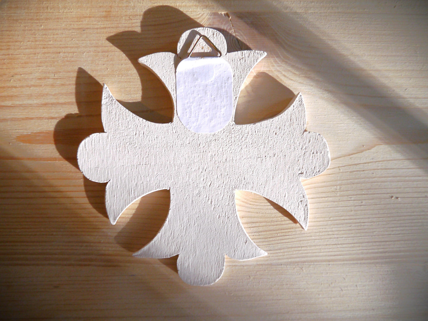 Croix murale en céramique