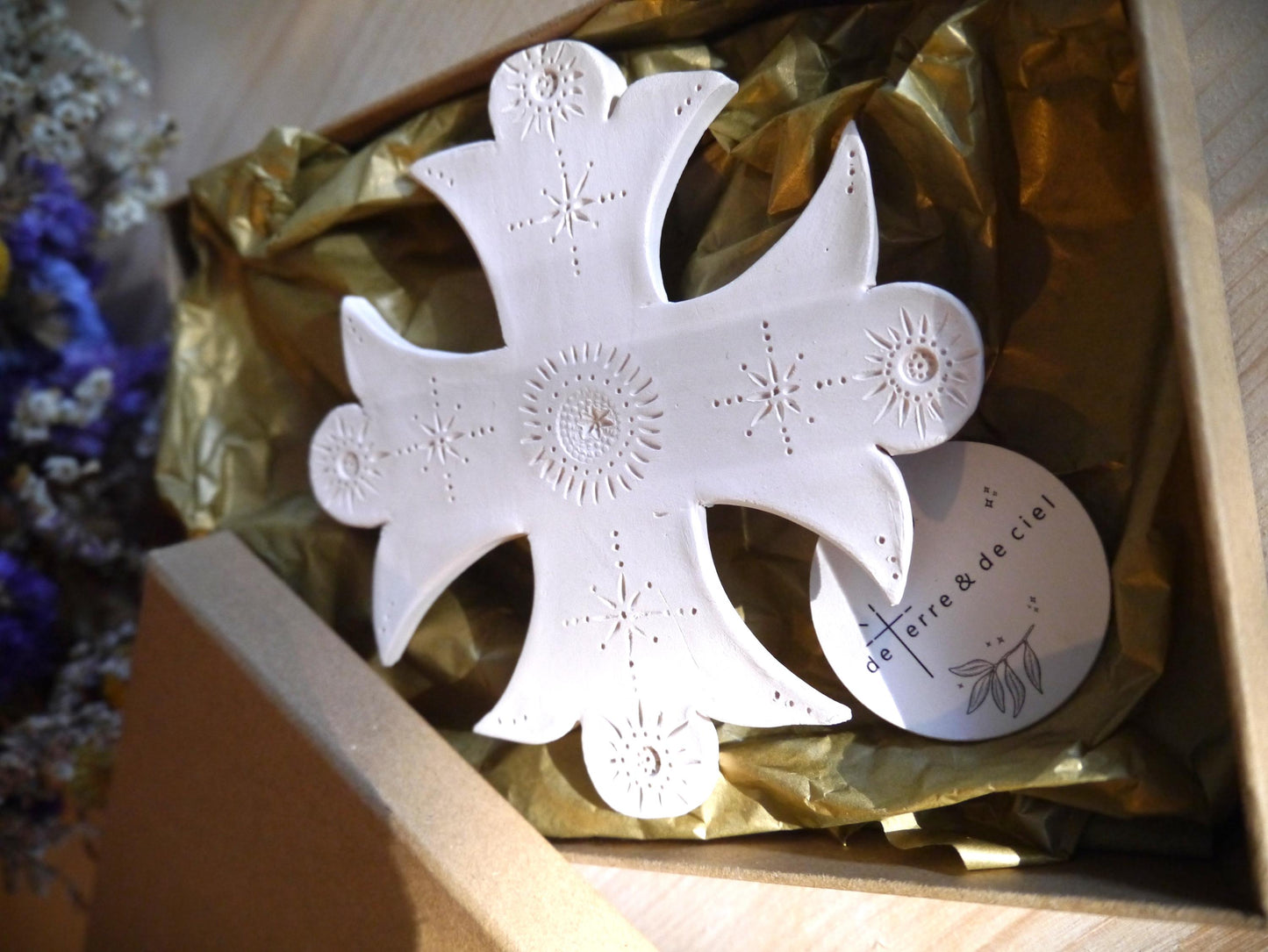 Croix murale en céramique