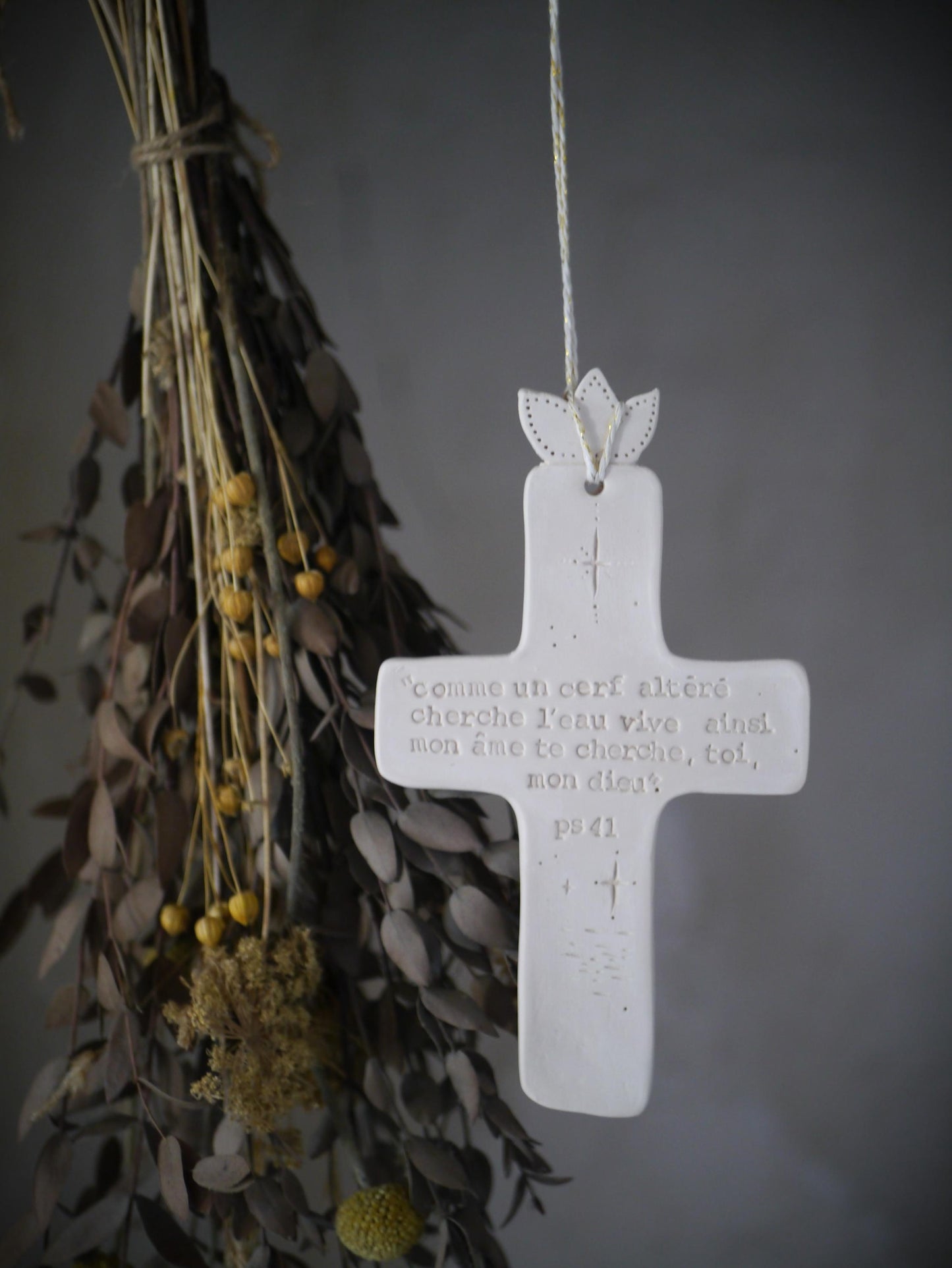 Croix céramique murale