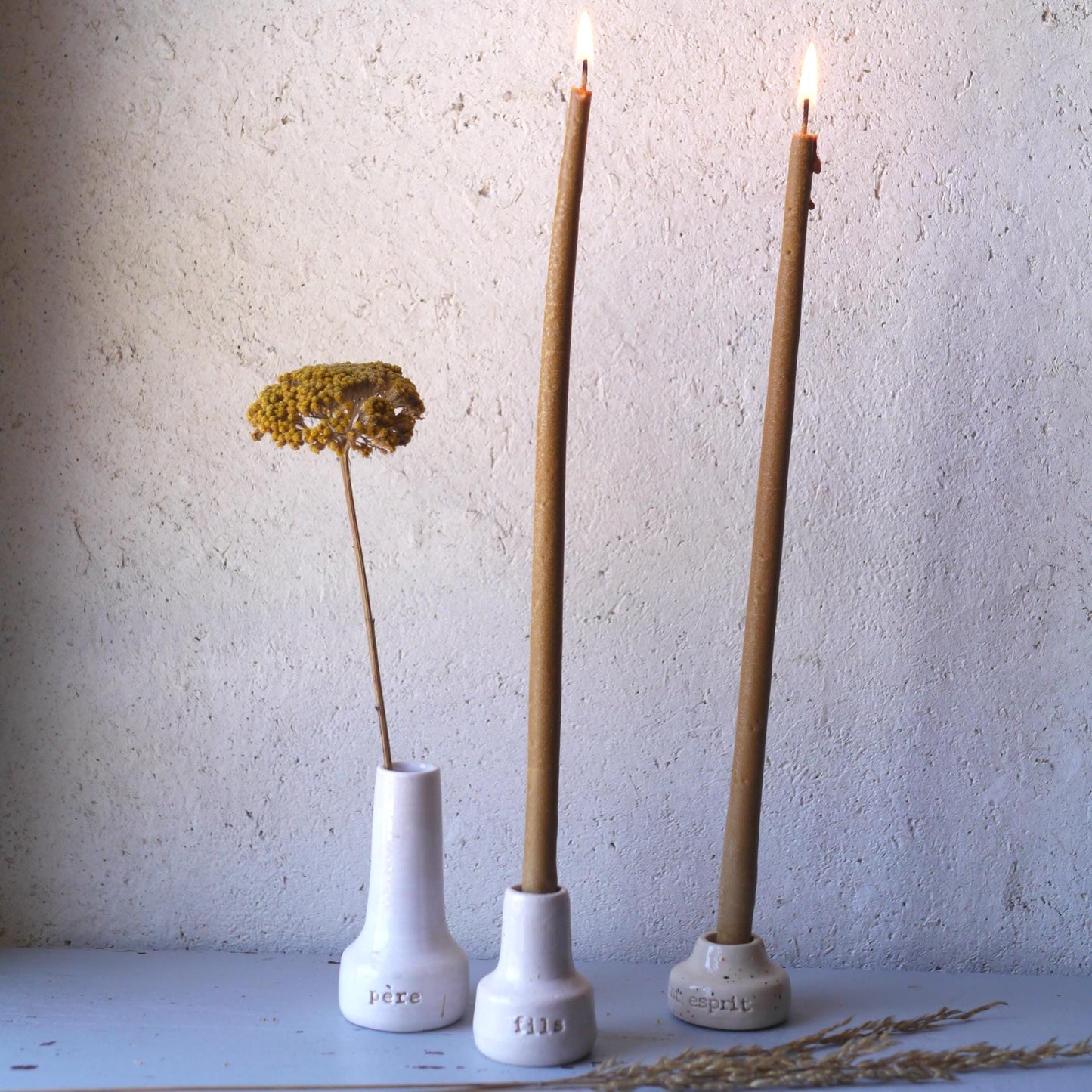 TRIO BOUGEOIRS-SOLIFLORES sacrés, gravés "père", "fils", "saint-esprit".