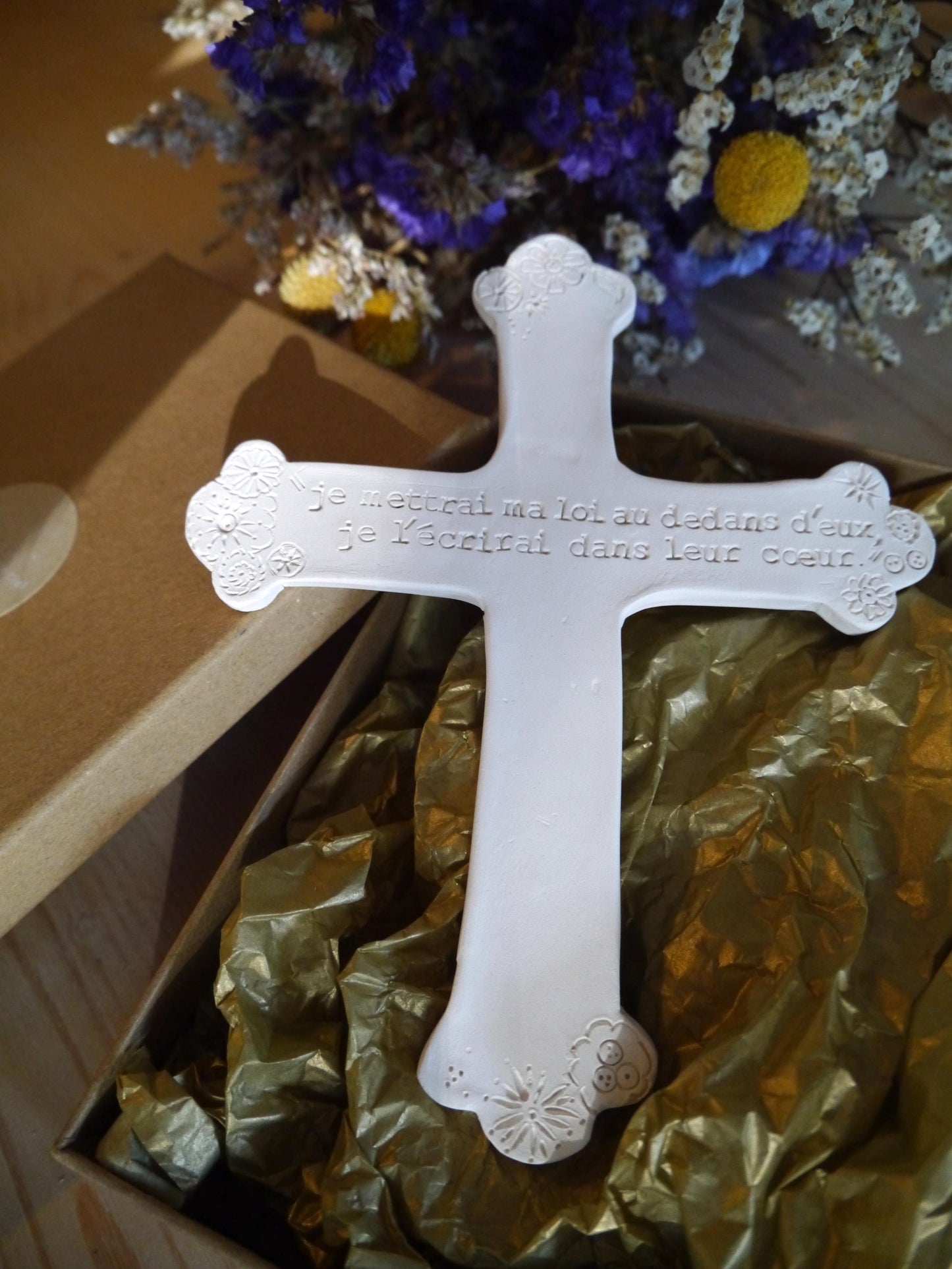 Croix céramique murale