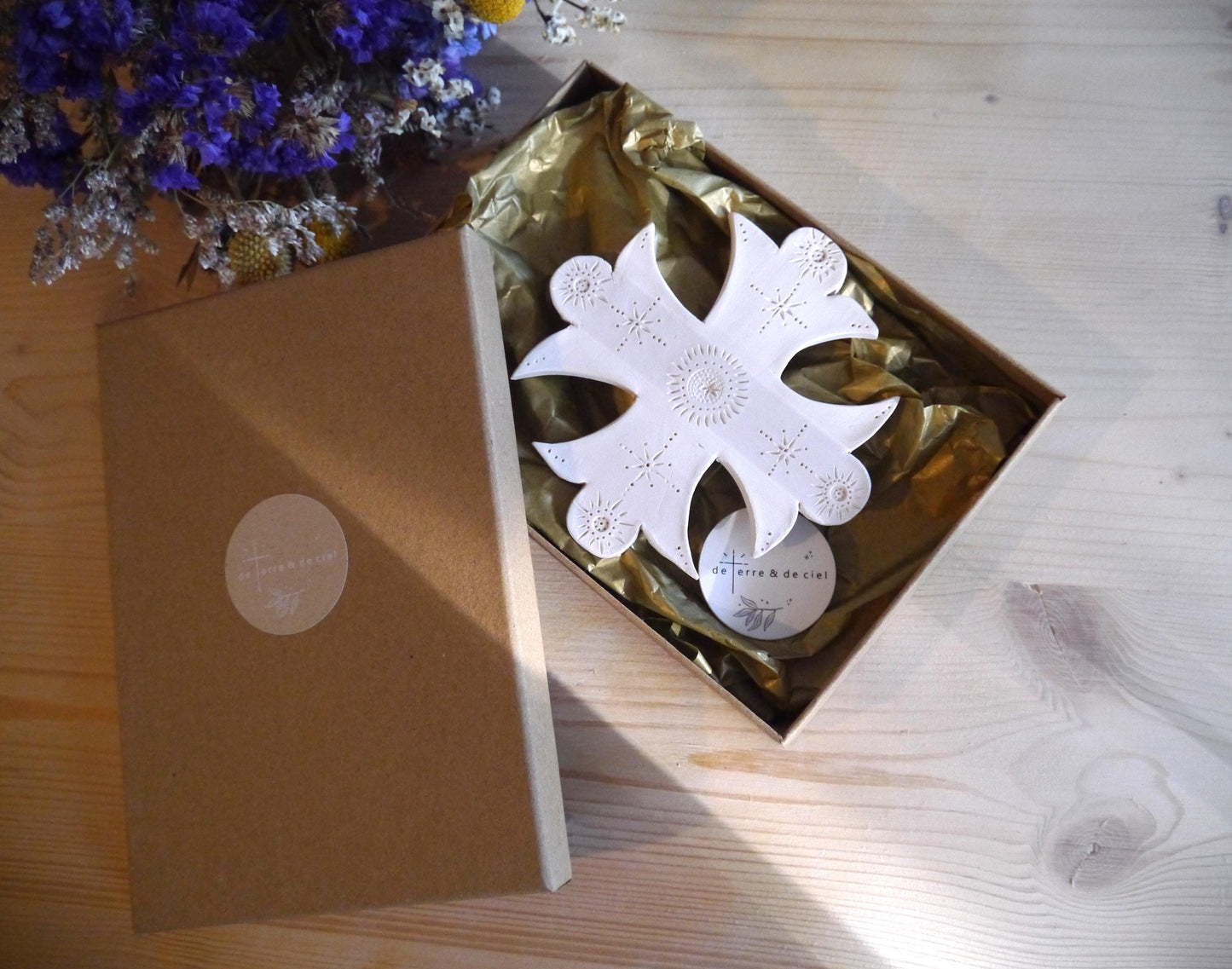 Croix murale en céramique