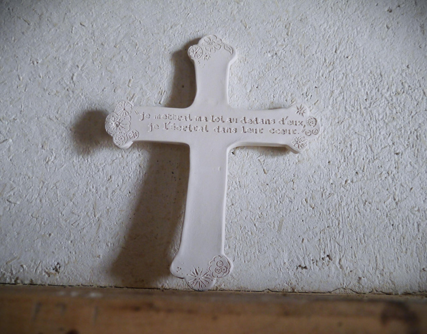 Croix céramique murale