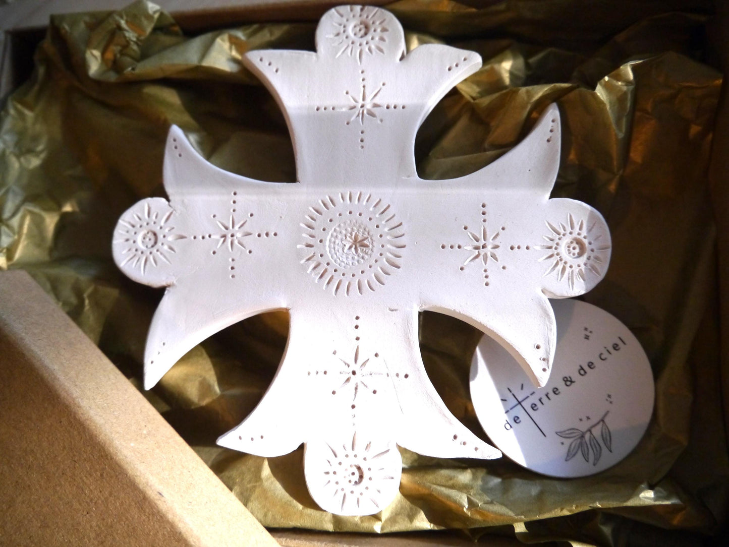 Croix murale en céramique